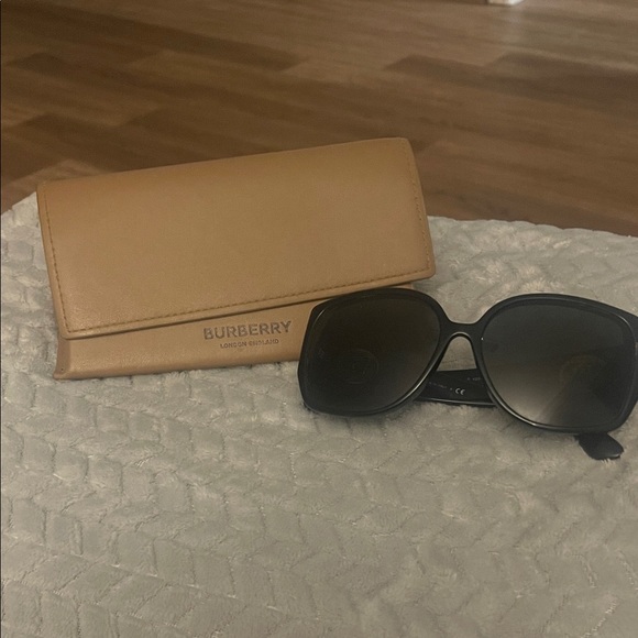 Burberry Black Sunglasses with Cream Case